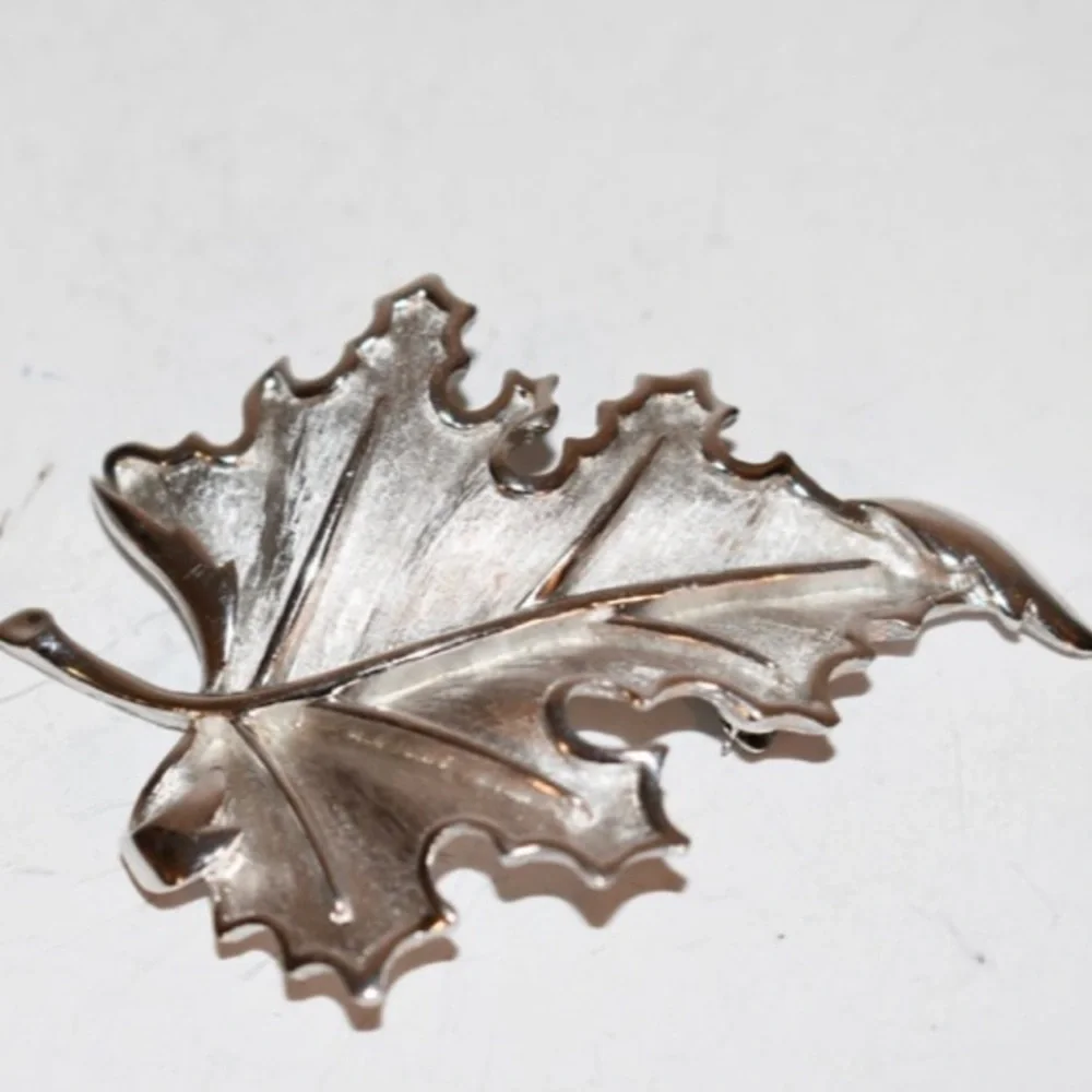 Large Vintage Crown Trifari Oak Leaf Silver‎ Toned Brooch